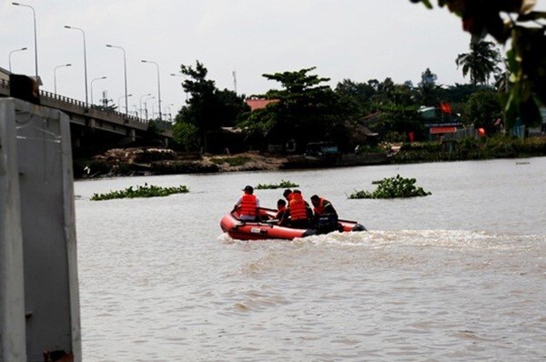 Bất lực nhìn nam thanh niên nhảy sông Sài Gòn tự tử