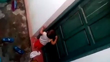 Vụ trẻ mầm non nhặt rác ăn: Một cô giáo bị sa thải 