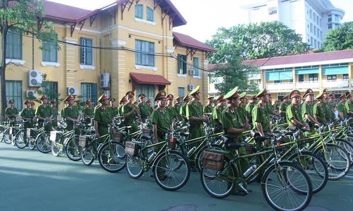 Cảnh sát khu vực Thừa Thiên - Huế tuần tra bằng xe đạp 