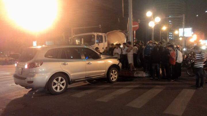 Nếu cố tình nhấn ga đâm cô gái mắc kẹt, tài xế phạm tội gì?