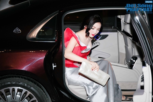 Hoa hậu Giáng My tiếp tục khoe vai trần quyến rũ