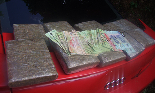 Tài xế xe Audi chở cần sa, rút súng dọa bắn cảnh sát