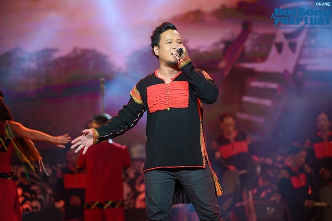 Siu Black “đốt cháy” tim khán giả với hit cũ trong đêm nhạc Y Moan