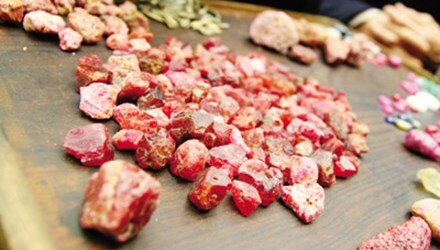 Những chuyện ly kỳ trong “đế chế đá đỏ” giữa rừng thiêng nước độc