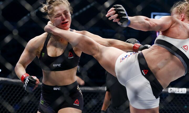 Chấn động: Hoa hậu làng võ Ronda Rousey bị Holly Holm hạ knock-out ở UFC 193