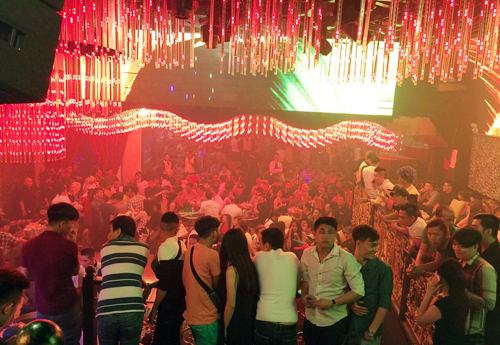 Cảnh sát ập vào quán bar, dân chơi Sài Gòn ném ma túy bỏ trốn