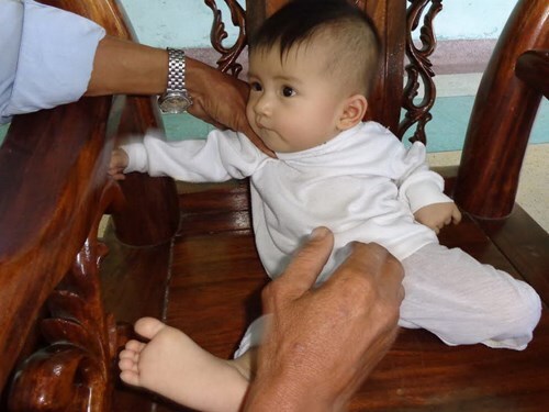 Xót xa những thiên thần bé nhỏ bị bỏ rơi nơi quán nước, hè đường