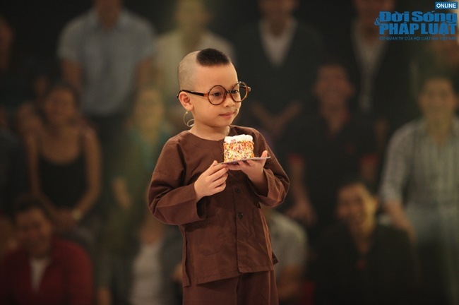 Thách thức danh hài: Trấn Thành – Việt Hương “ngả mũ chịu thua” cậu bé 4 tuổi