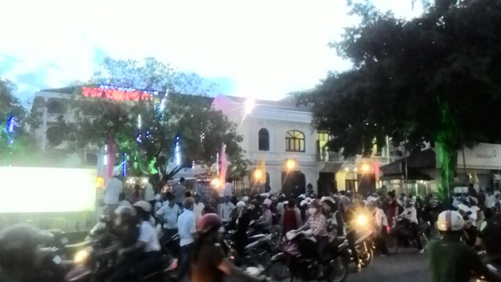 Kéo 2 con đến đám cưới của chồng tại khách sạn để đánh ghen 