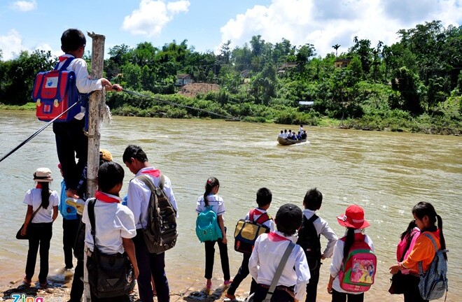 Học sinh mạo hiểm đu dây qua sông