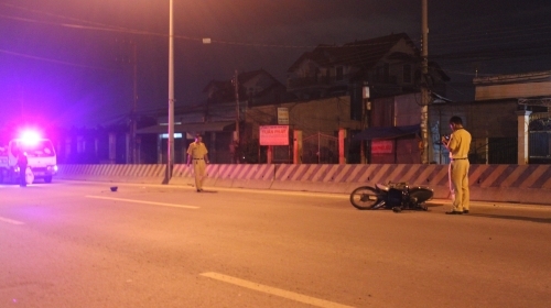 Nguy kịch do uống rượu say rồi đâm vào dải phân cách