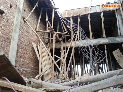 Bất ngờ nhà sập khi đổ mái bê-tông, 6 người thương vong