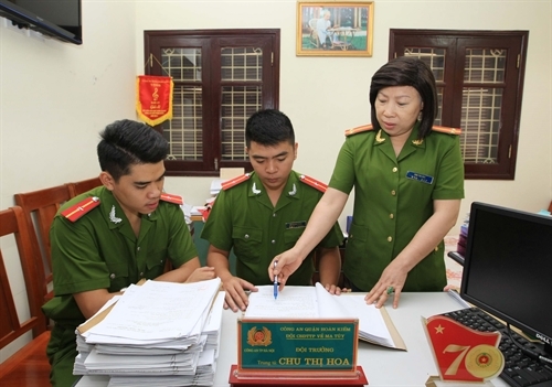Nữ cảnh sát vừa vật lộn với bệnh ung thư vừa đánh án ma túy
