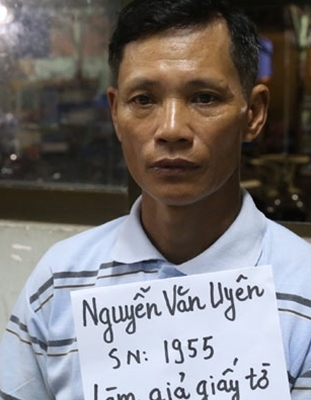 Bắt gã xe ôm làm giả giấy phép lái xe cho công nhân