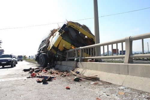 Xe tải nằm vắt vẻo trên lan can cầu, tài xế may mắn thoát chết