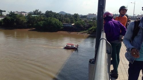 Cô gái bất ngờ bỏ lại xe máy, gieo mình xuống sông Đồng Nai