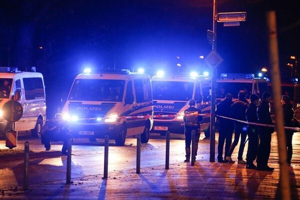 Phát hiện xe chứa đầy chất nổ bên ngoài sân HDI Arena, trận Đức - Hà Lan bị hủy