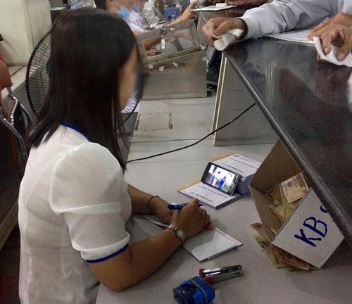 Nhân viên BV Chợ Rẫy ung dung xem phim dù nhiều bệnh nhân chờ đóng viện phí