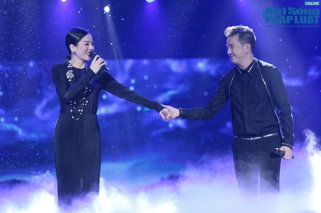 Hà Hồ bật khóc trên sân khấu live concert của Mr Đàm