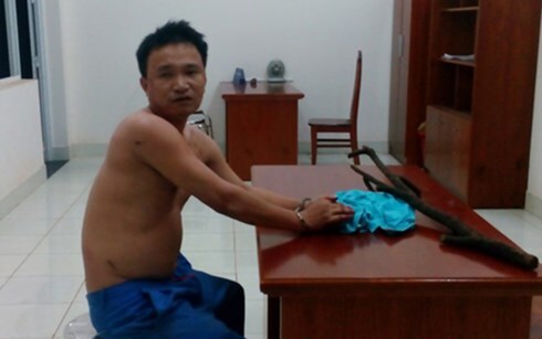 Bắt nam thanh niên xông vào nhà cán bộ toà án chém người