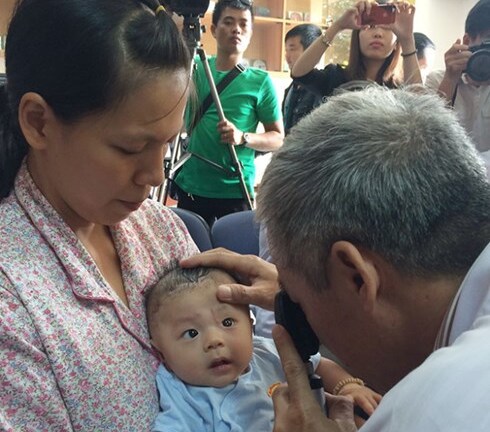 Bé trai bị đâm xuyên sọ vẫn đang li bì vì viêm mãng não mủ