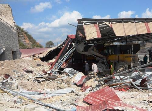 Bức tường lò vôi đổ sập vùi lấp 3 người tại Hải Phòng