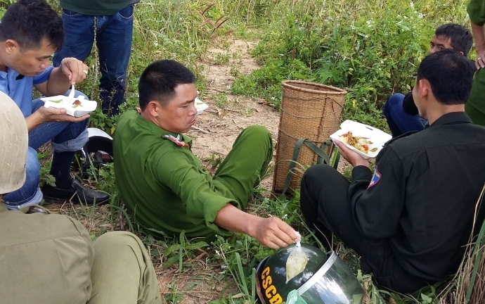 Bắt nghi phạm thứ 3 vụ cướp taxi trốn vào rừng ở Lâm Đồng