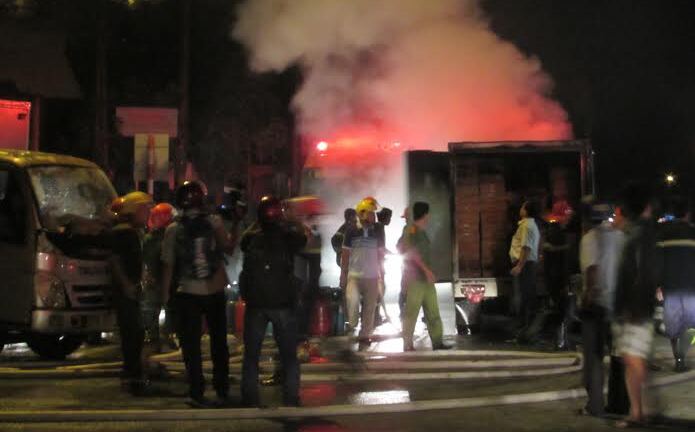 Cháy lớn tại kho hàng chứa mì ăn liền trong đêm