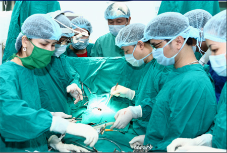 Bé trai 2 tuổi bị