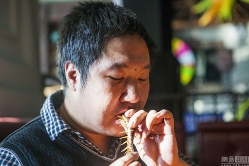 Kinh hoàng với cách chơi độc vật của chàng trai trẻ