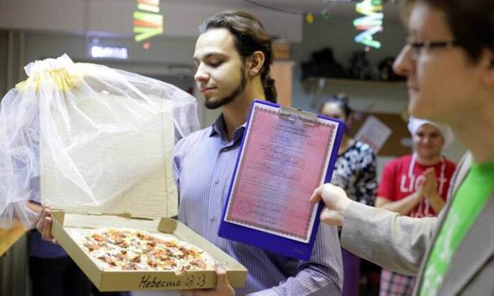 Kỳ lạ chàng trai làm đám cưới với chiếc bánh Pizza