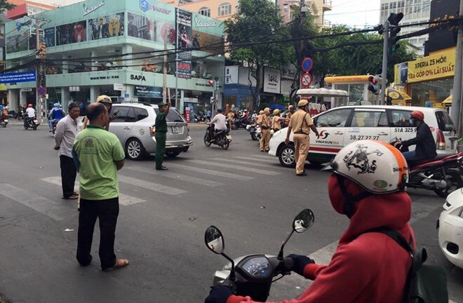 CSGT nổ súng khống chế tài xế 