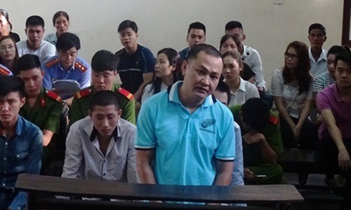 Bắc Ninh: Người đàn ông đánh mẹ, ném vợ xuống cầu thang