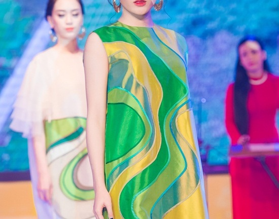 Á hậu Huyền My lạnh lùng, cuốn hút làm vedette