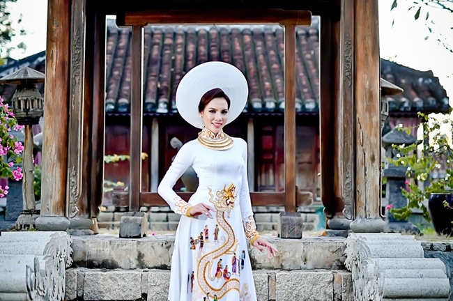 Lệ Quyên mang hình ảnh 54 dân tộc tới Hoa hậu Siêu Quốc gia