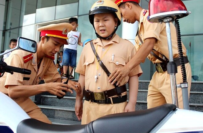 Cảm động 2 giờ làm CSGT của cậu bé mắc bệnh  ung thư ở Đà Nẵng