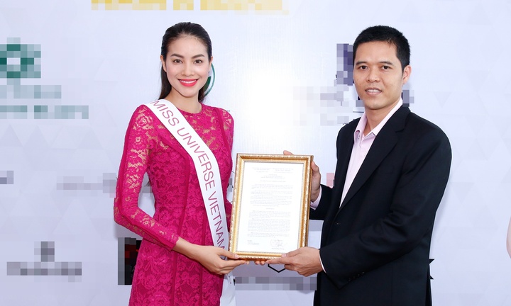 Á hậu Thiên Lý chia sẻ kinh nghiệm cho HH Phạm Hương trước giờ lên đường