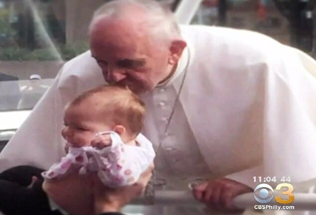 Kỳ lạ nụ hôn của Giáo hoàng làm teo khối u não của em bé