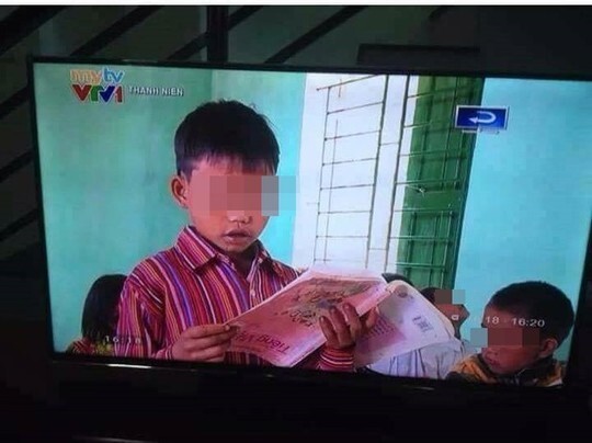 Cầm sách giáo khoa ngược, học sinh vùng cao vẫn đọc bài trôi chảy