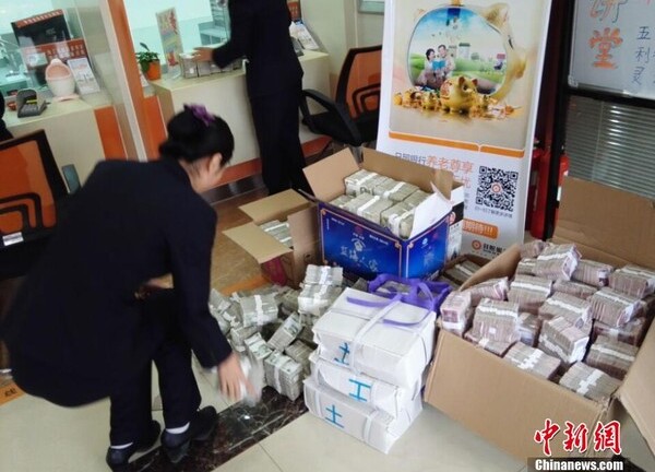 Đại gia dùng ô tô chở tiền đi mua nhà
