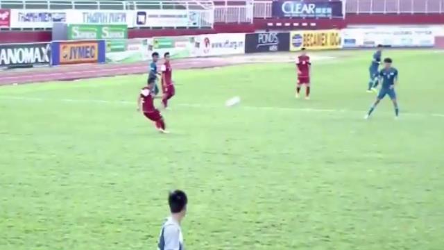 Thủ môn Singapore trả giá vì học đòi Neuer