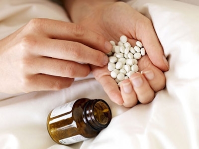 Nữ sinh xinh đẹp định tự tử vì bạn trai cùng cô gái khác xuất hiện trên báo