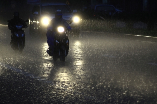 Đêm mưa gió định mệnh và 63 cuộc gọi nhỡ cháy máy của vợ