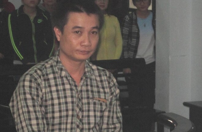 Đập phá quán, chém công an vì mua dâm không được
