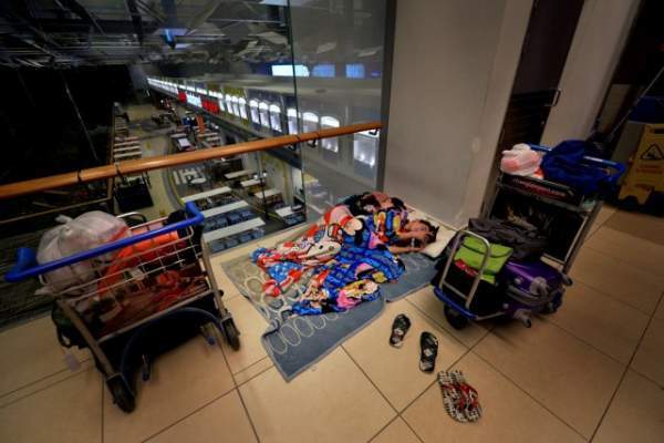 Chuyện lạ: Một cặp đôi bỏ nhà ra sân bay ở suốt 7 tháng