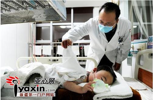 Cháu trai 2 tuổi ngã vào nồi nước sôi vì bà nội sơ suất