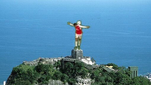 Sanchez khống chế bóng bằng cổ, được so sánh với tượng Chúa