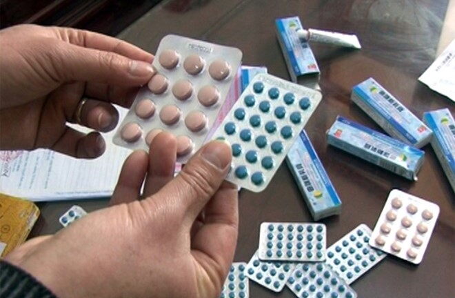 Hai người phụ nữ bán thuốc kích dục rởm cho khách du lịch
