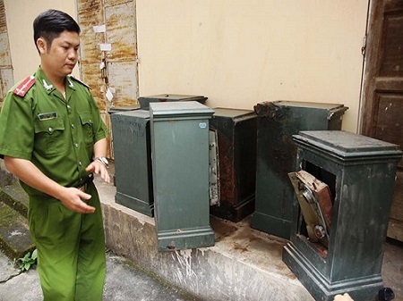 Bắt nhóm trộm két sắt chỉ 'hành sự' trong giờ... hành chính