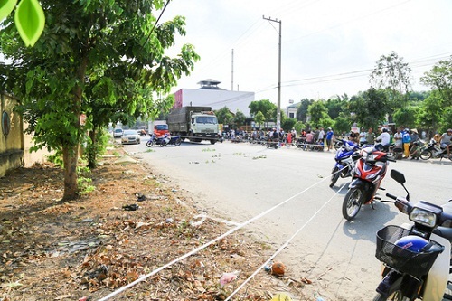 Thi thể người đàn ông nghi bị tông chết rồi bỏ mặc trên đường